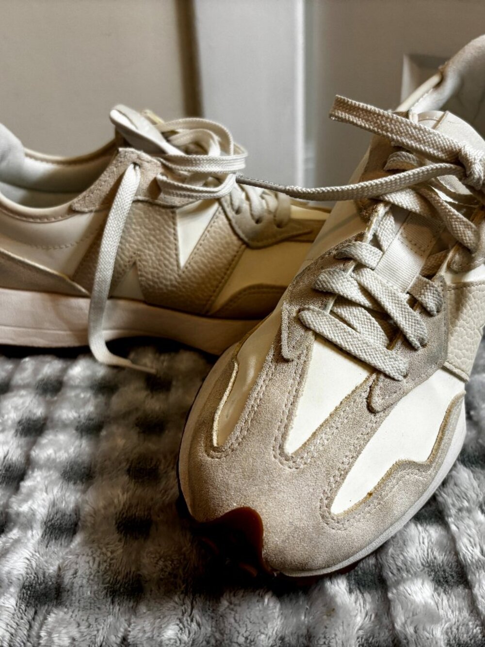 New Balance 327 Women’s Size 8 Cream White Suede Gum Retro Sneakers